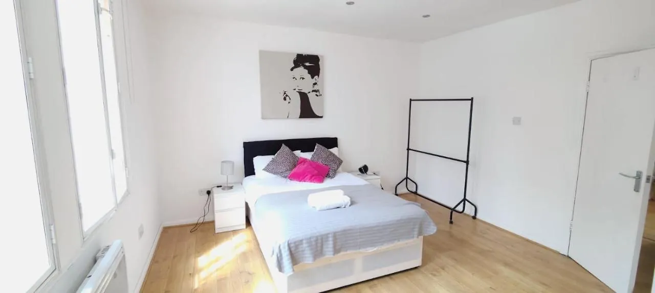 Spacious 3 Bed Flat Near Liverpool Street, Spitalfields لندن شقة