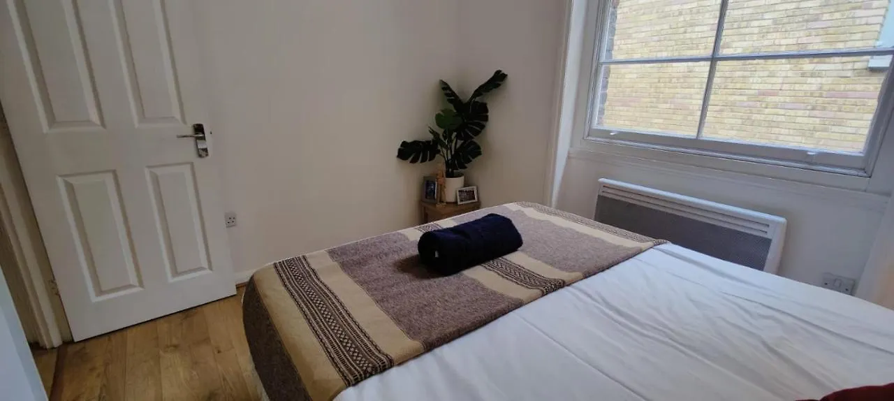 Spacious 3 Bed Flat Near Liverpool Street, Spitalfields London